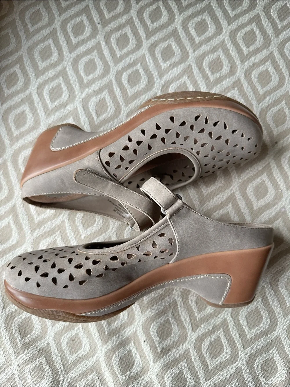 Rialto Vienna Cutout Mary Jane Wedge Clogs Mules Taupe Grey Size 9M